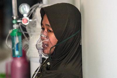 Pasien Covid-19 memakai alat bantu oksigen menunggu untuk mendapatkan tempat tidur perawatan di IGD RSUD Cengkareng, Jakarta Barat, 23 Juni 2021.  TEMPO / Hilman Fathurrahman W
