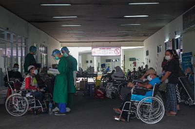 Pasien terkonfirmasi Covid-19 menunggu ketersediaan tempat perawatan di Instalasi Gawat Darurat Rumah Sakit Umum Daerah Cengkareng, Jakarta, 23 Juni 2021. TEMPO/Hilman Fathurrahman W