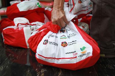 Petugas bongkar muat bantuan sosial dari Presiden RI yang didistribusikan melalui Kementerian Sosial di Pasar Minggu, Jakarta, 26 Juni 2020. TEMPO/Nita Dian