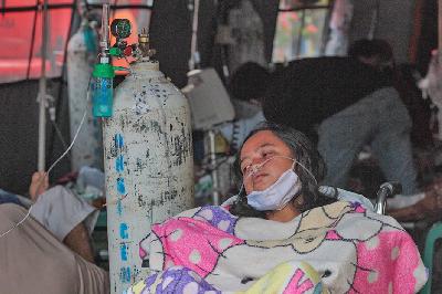 Seorang pasien menjalani perawatan di tenda darurat yang dijadikan ruang IGD (Instalasi Gawat Darurat) di RSUD dr Chasbullah Abdulmajid Kota Bekasi, Jawa Barat, 25 Juni 2021. TEMPO / Hilman Fathurrahman W