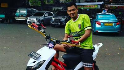 Wawan Hendrawan, Kiper Bali United,  dan  motor koleksinya. Dok. Pribadi