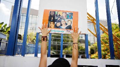 Demonstran memasang foto-foto wanita yang hilang, saat protes aksi penghilangan wanita selama Hari Aksi Internasional untuk Kesehatan Wanita di San Salvador, El Salvador 28 Mei 2021. REUTERS/ Jose Cabezas