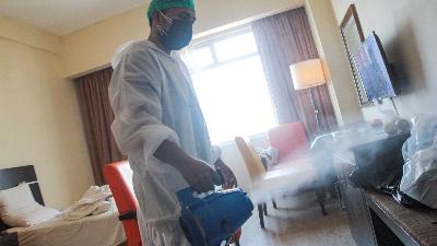 Petugas membersihkan kamar hotel dengan cairan disinfektan di Hotel Grand Asia, Jakarta, 25 Juni 2021. TEMPO/Hilman Fathurrahman W