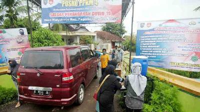 Desa Mulyoharjo menerapkan karantina wilayah sebagai usaha menghindari penyebaran virus Covid-19 di Kabupaten Tegal, Jawa Tengah, 19 Juni 2021. ANTARA/Oky Lukmansyah
