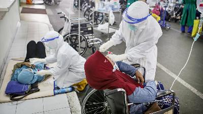 Petugas medis melakukan tes usap PCR terhadap pasien COVID-19 di selasar Ruang IGD RSUD Cengkareng, Jakarta, 23 Juni 2021. ANTARA/Fauzan
