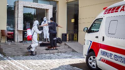 Medical workers spraying disinfectant on an asymptomatic Covid patient before entering a hotel in Mangga Besar, Jakarta, last September.
Antara/Dhemas Reviyanto
