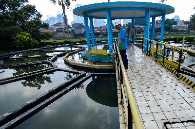 Petugas memeriksa instalasi Perusahaan Daerah Air Minum Jakarta (PDAM) PAM Jaya di Pejompongan, Jakarta, 12 Februari 2019. TEMPO/Tony Hartawan