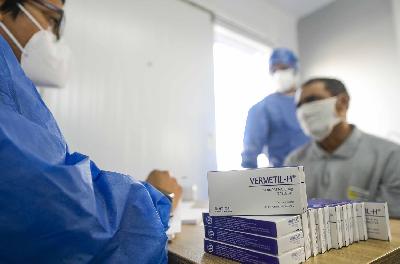 Tenaga kesehatan menyampaikan informasi terkait ivermectin untuk pengobatan pencegahan  Covid-19 di Guayaquil, Ekuador, 13 Januari 2021. Latin America News Agency via REUTERS