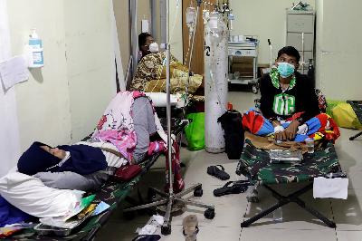 Pasien Covid-19 mendapat perawatan dalam bangsal darurat di RSUD Koja, Jakarta, 29 Juni 2021. REUTERS/Willy Kurniawan