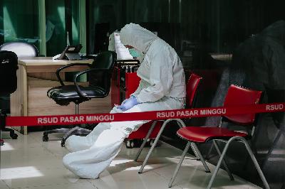 Tenaga kesehatan beristirahat di ruang Instalasi Gawat Darurat (IGD) RSUD Pasar Minggu, Jakarta, 25 Juni 2021. TEMPO/M Taufan Rengganis