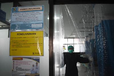 Petugas kesehatan keluar lewati layar plastik pemisah ruang IGD Covid-19 di RSUD Majalaya, Kabupaten Bandung, 30 Juni 2021. TEMPO/Prima Mulia