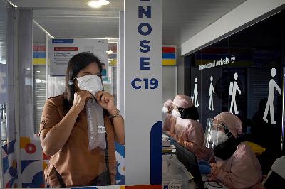 Penumpang meniup kantung alat tes deteksi Covid-19, GeNose C19 di Bandara Husein Sastranegara, Bandung, 1 April 2021. TEMPO/Prima Mulia