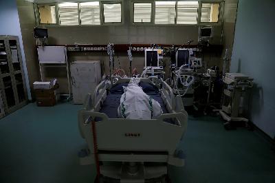 Jenazah pasien Covid-19 menunggu dipindahakan ke kamar mayat, di bangsal ICU RSUD Koja, Jakarta, 29 Juni 2021. REUTERS/Willy Kurniawan
