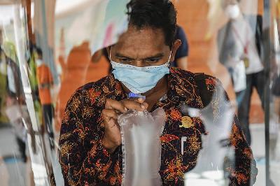 Warga mengambil sample nafas untuk pemeriksaan cepat Covid-19 dengan metode GeNose C19 di Terminal Domestik Bandara I Gusti Ngurah Rai, Bali, 8 April 2021. Johannes P. Christo