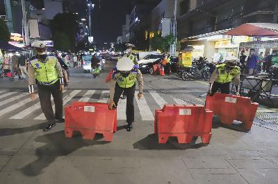 Petugas gabungan melakukan penyekatan saat pengetatan PPKM Mikrodi Jalan Sabang, Jakarta, 29 Juni 2021. TEMPO/Muhammad Hidayat