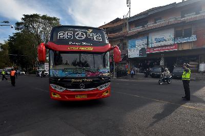 Bus angkutan antarprovinsi (AKAP) melintas saat pengetatan Pemberlakuan Pembatasan Kegiatan Masyarakat (PPKM) skala mikro di Posko Terpadu Uma Anyar, Denpasar, Bali, 24 Juni 2021.  ANTARA/Nyoman Hendra Wibowo