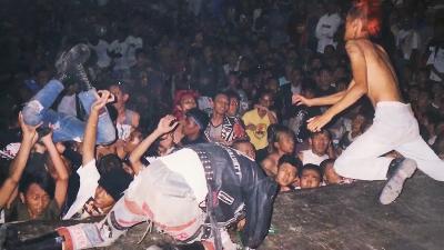 Acara musik punk di GOR Saparua Bandung. Film Gelora: Magnumentary of Gedung Saparua