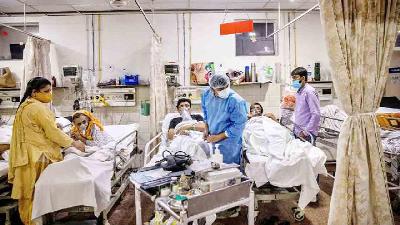 Perawatan pasien yang menderita Covid-19, di Rumah Sakit Keluarga Suci di New Delhi, India, 1 Mei 2021. REUTERS/Danish Siddiqui