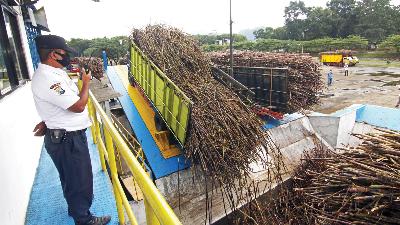 Petugas mengawasi proses bongkar muat tebu di Pabrik Gula milik PT Industri Gula Glenmore, PTPN XII, Banyuwangi, Jawa Timur, 9 Juni 2021. ANTARA/Budi Candra Setya