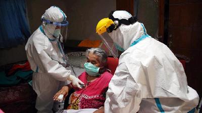 Petugas medis memberikan perawatan kepada lansia yang positif Covid-19 di di Bandung, Jawa Barat, 28 Juni 2021. TEMPO/Prima Mulia