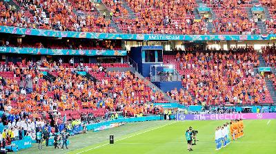 Suasana Johan Cruiff Arena,  jelang laga Belanda melawan Ukraina yang dipenuhi pendukung kedua negara, di Amsterdam, Belanda, 13 Juni 2021./Tempo/Tito Sianipar