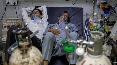 Patients suffering from Covid-19 getting treatment at the casualty ward in Lok Nayak Jai Prakash hospital, amidst the spread of the disease in New Delhi, India, in April.
Reuters/Danish Siddiqui
