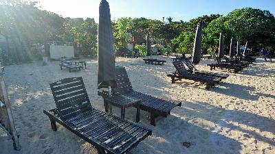 Empty chairs at Mengiat Beach, Nusa Dua, Bali, July 2. The plan to reopen the island of Bali for foreign tourists at the end of July was postponed due to an increase in Covid-19 cases.
Antara/Fikri Yusuf
