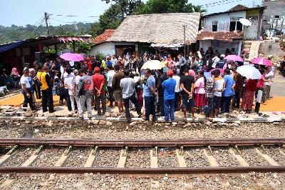 Warga terdampak pembangunan jalur ganda kereta api Bogor-Sukabumi berdialog dengan Wali Kota Bogor Bima Arya di Empang, Kota Bogor, Jawa Barat, 20 September 2019. ANTARA/Arif Firmansyah
