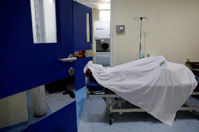 Jenazah pasien Covid-19 menunggu dipindahakan ke kamar mayat, di bangsal ICU RSUD Koja, Jakarta, 29 Juni 2021. REUTERS/Willy Kurniawan 