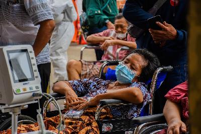 Pasien Covid-19 mengantre masuk ruang perawatan di Rumah Sakit Umum Daerah (RSUD) Bekasi, Jawa Barat, 28 Juni 2021. Ahmad Soleh/Sipa USA via REUTERS