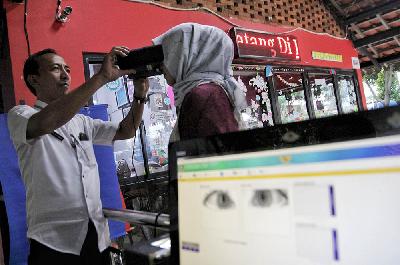 Pembuatan Kartu Tanda Penduduk dalam Pelayanan Bina Kependudukan di Rusunawa Petamburan, Jakarta. Tempo/Hilman Faturrahman