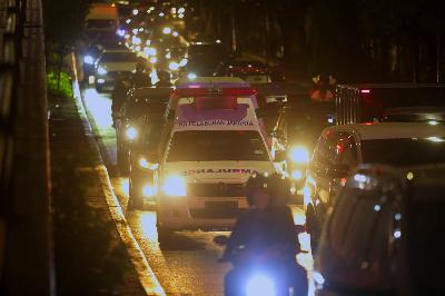 Kendaraan terjebak kemacetan pada jam pulang kerja di hari ketiga pemberlakuan pembatasan kegiatan masyarakat (PPKM) darurat  di Palmerah Timur, Jakarta, 5 Juli 2021. TEMPO/Hilman Fathurrahman W