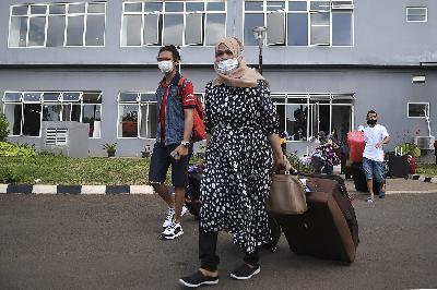 Pekerja Migran Indonesia usai menjalani isolasi di Rumah Sakit Darurat COVID-19 (RSDC) Wisma Atlet Pademangan, Jakarta, 15 Juni 2021. ANTARA/M Risyal Hidayat