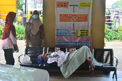 Pasien berbaring di kursi menunggu masuk ruang Instalasi Gawat Darurat (IGD) RSUD Dr. Loekmono Hadi, Kudus, Jawa Tengah, 2 Juni 2021. ANTARA/Yusuf Nugroho