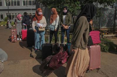 Pekerja Migran Indonesia usai menjalani isolasi di Rumah Sakit Darurat COVID-19 (RSDC) Wisma Atlet Pademangan, Jakarta, 15 Juni 2021.  TEMPO/Hilman Fathurrahman W
