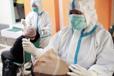 Petugas kesehatan melakukan tes cepat antigen di gedung Dinas Kesehatan Kabupaten Tulungagung, Jawa Timur, 21 Juni 2021. ANTARA/Destyan Sujarwoko