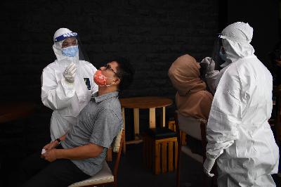 Petugas dari Dinas Kesehatan Kota Bandung mengambil sampel nasofaring pegawai kedai kopi dengan tes usap antigen di Cihampelas, Bandung, Jawa Barat, 23 Juni 2021. TEMPO/Prima Mulia