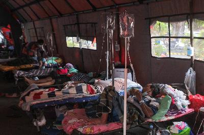 Pasien suspect Covid-19 menjalani perawatan dalam tenda darurat di RSUD Bekasi, Jawa Barat, 25 Juni 2021. TEMPO/Hilman Fathurrahman W