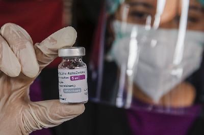 Petugas medis menunjukan botol vaksin COVID-19 AstraZeneca di kawasan Sanur, Denpasar, Bali, 22 Maret 2021. TEMPO/Johannes P. Christo