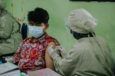 Tenaga kesehatan menyuntikkan vaksin Covid-19 pada anak pelajar di SMAN 20 Jakarta Pusat, 1 Juli 2021. TEMPO/M Taufan Rengganis
