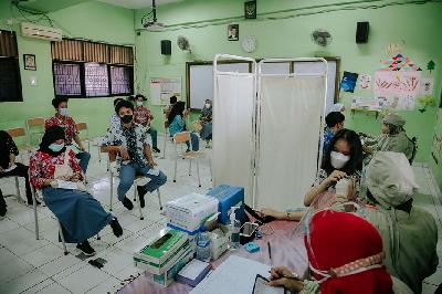 Vaksinasi Covid-19 terhadap pelajar di SMAN 20 Jakarta Pusat, 1 Juli 2021. TEMPO/M Taufan Rengganis