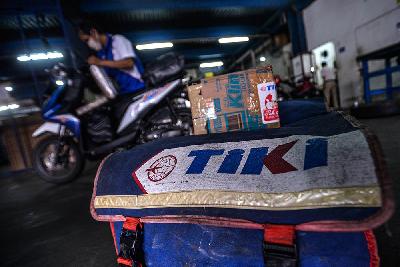 Kurir tengah menyortir paket kiriman TIKI di Jakarta, 13 Agustus 2020. Tempo/Tony Hartawan