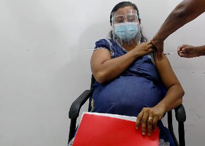 Ilustrasi seorang ibu hamil yang mendapatkan vaksin. REUTERS/Dinuka Liyanawatte