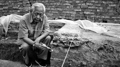 Prof. Mundardjito, Guru Besar Arkeologi Universitas Indonesia di lokasi penggalian situs Batavia, Jakarta, 4 Agustus 2007. TEMPO/Yosep Arkian 