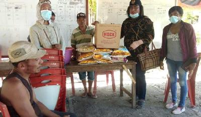 Aktivitas para transpuan yang tergabung di komunitas Fajar Sikka menjadi relawan saat bencana banjir bandang di Nusa Tenggara Timur, 2020. Facebook Hendrika Mayora