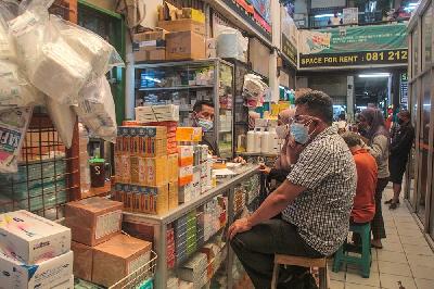 Warga membeli obat dan vitamin di Pasar Pramuka, Jakarta, 28 Juni 2021. Tempo/Hilman Fathurrahman W