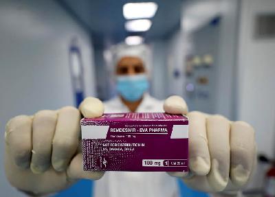 Teknisi laboratorium menunjukkan obat Remdesivir di fasilitas Eva Pharma di Kairo, Mesir, 1 Juni 2021. REUTERS/Mohamed Abd El Ghany