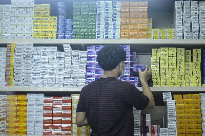 Pedagang menata obat di salah satu toko di Pasar Pramuka, Jakarta, 8 Juli 2021  ANTARA/M Risyal Hidayat
