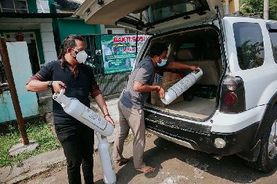 Relawan saat merapihkan tabung oksigen untuk dipijamkan kepada warga di Grand Depok City, Depok, 9 Juli 2021. TEMPO/M Taufan Rengganis