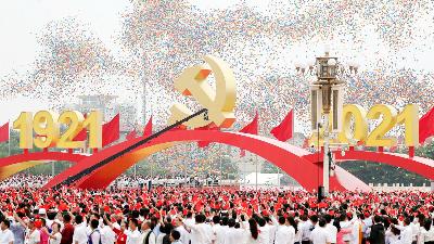 Acara puncak peringatan 100 tahun berdirinya Partai Komunis Cina, di Lapangan Tiananmen, Beijing, Cina 1 Juli 2021. REUTERS/Carlos Garcia Rawlins
